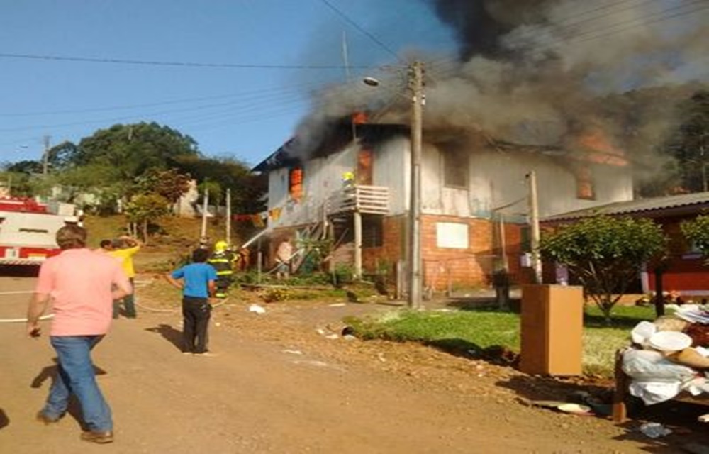 Ir para  <p>Quatro resid&ecirc;ncias foram destru&iacute;das em um inc&ecirc;ndio ocorrido no final da tarde desta sexta-feira (23), em Bar&atilde;o de Cotegipe. As moradias estavam localizadas no mesmo terreno, na Rua Leonardo Cuch,...